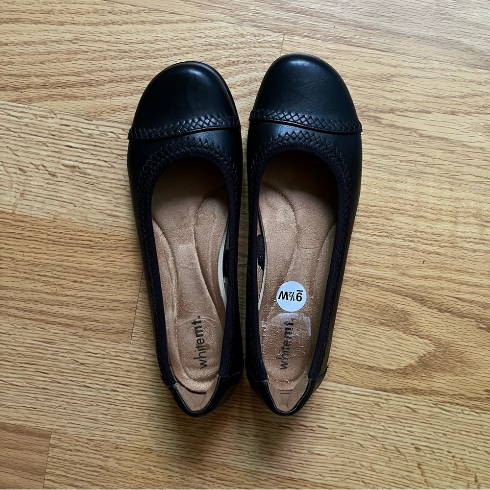 🎉HP🎉 White Mountain Black Leather Flats